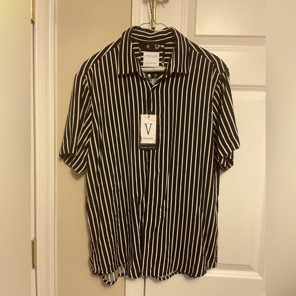 NWT- Men’s size M Black and White shirt